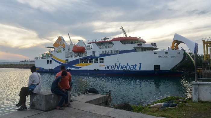 KEDATANGAN KAPAL BARU ACEH HEBAT Petugas pelabuhan berada di kapal KMP Aceh Hebat-1 saat kedatangan kapal tersebut, di pelabuhan penyeberangan Ulee Lheue, Banda Aceh, Aceh, Jumat (15/1/2021). Pengadaan tiga kapal baru, KMP Aceh Hebat -1, KMP Aceh Hebat-2 dan KMP Aceh Hebat-3 menggunakan anggaran APBA senilai 178 miliar itu nantinya akan segera dioperasikan untuk transportasi wilayah terluar di Aceh, yakni pulau Sabang, pulau Simeulue dan pulau Banyak. ANTARA FOTO/Ampelsa/hp.