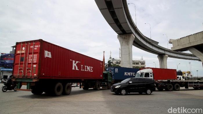 Para pengemudi kerap kali harus memelankan kendaraan saat melintasi persimpangan JICT Tanjung Priok, Jakarta Utara, karena di sana tak ada lampu lalu lintas.