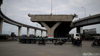 Ketiadaan lampu lalu lintas di persimpangan JICT tersebut membuat pengendara harus ekstra-hati-hati. Khususnya sepeda motor karena di simpang tersebut lebih dominan truk kontainer.