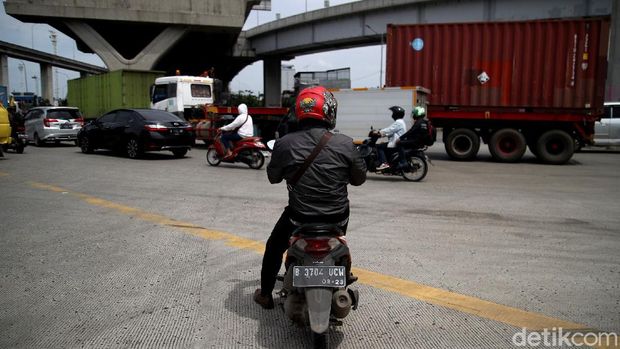 Para pengemudi kerap kali harus memelankan kendaraan saat melintasi persimpangan JICT Tanjung Priok, Jakarta Utara, karena di sana tak ada lampu lalu lintas.