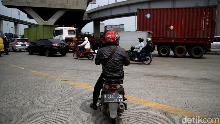 Kerap Dilalui Truk Kontainer, Simpang JICT Priok Tak Punya Traffic Light Para pengemudi kerap kali harus memelankan kendaraan saat melintasi persimpangan JICT Tanjung Priok, Jakarta Utara, karena di sana tak ada lampu lalu lintas.