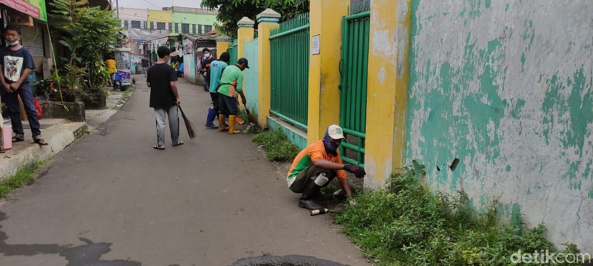 Kerja bakti membersihkan sampah di jalanan bawah flyover Ciputat dan Jl Dewi Sartika. (Taufieq RA/detikcom)