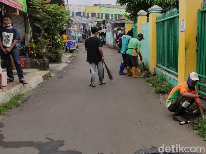 Kerja bakti membersihkan sampah di jalanan bawah flyover Ciputat dan Jl Dewi Sartika. (Taufieq RA/detikcom)