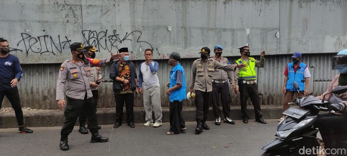 Kerja bakti membersihkan sampah di jalanan bawah flyover Ciputat dan Jl Dewi Sartika. (Taufieq RA/detikcom)
