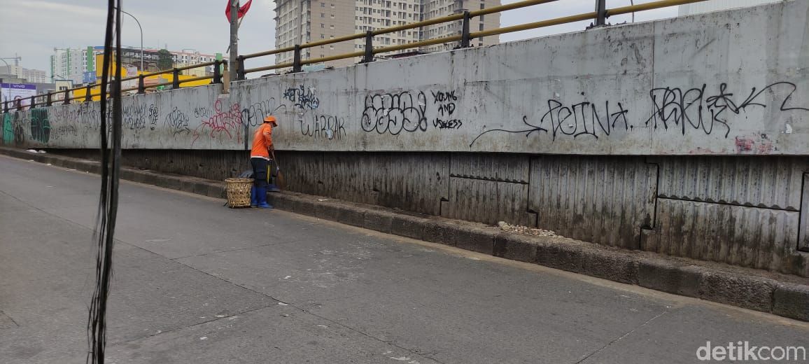 Kerja bakti membersihkan sampah di jalanan bawah flyover Ciputat dan Jl Dewi Sartika. (Taufieq RA/detikcom)