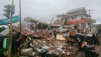 Sebuah bangunan di Mamuju ambruk akibat gempa. AP Photo/Rudy Akdyaksyah.