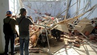 Warga memotret atap rumah yang ambruk akibat gempa bumi di Mamuju, Sulawesi Barat, Kamis (14/1/2021). ANTARA FOTO/Akbar Tado.