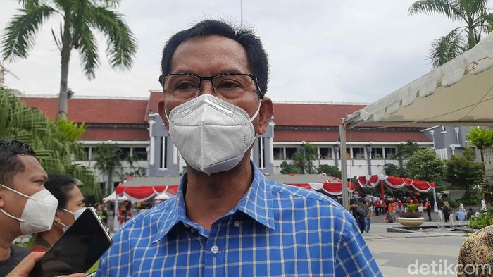 Ketua DPRD Surabaya Adi Sutarwijono sempat tak lolos screening vaksinasi COVID-19. Itu karena tensi darah yang cukup tinggi.