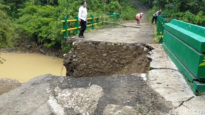 Kondisi jembatan penghubung desa di Pemalang, Jawa Tengah, yang ambrol, Jumat (15/1/2021).