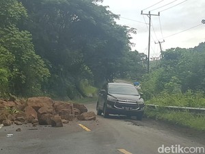 Gempa Mamuju: Warga Mulai Tinggalkan Kota, Bikin Tenda di Pinggir Jalan
