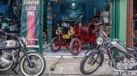 Diketahui, Herman membangun replika mobil kuno itu dengan mesin ATV 125 cc seharga Rp 3 jutaan.