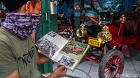 Ia membuat replika mobil kuno itu berdasarkan literatur buku, mesin pencari internet dan youtube.