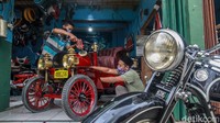 Rangka mobil kuno itu ia buat dari besi hollow ukuran 3x6 1,2mm.