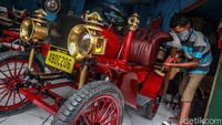 Sementara untuk spare part lain ia memanfaatkan sejumlah perkakas yang tidak terpakai seperti drum bekas untuk kap mesin dan roda sepeda motor astrea yang dimodifikasi.