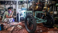 Herman tampak sedang membangun replika mobil kuno di Workshop Kandank Herman Doank yang berada di kawasan Tangerang Selatan, Jumat (15/1/2020).