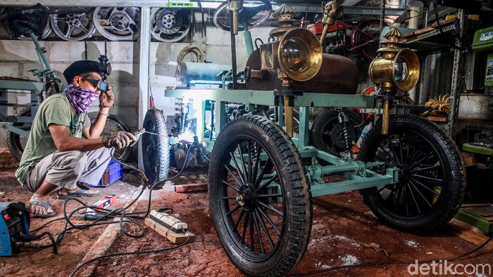 Siapa sangka mesin ATV dapat disulap jadi replika mobil kuno yang unik nan apik. Penasaran seperti apa pembuatannya? Lihat yuk.