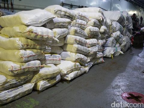 KRI Teluk Ende berangkat dari Lantamal IV Makassar menuju Mamuju dengan membawa bantuan 30 ton berupa obat dan sembako untuk korban gempa (Hermawan Mappiwali/detikcom)