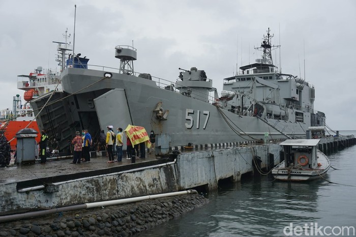 KRI Teluk Ende berangkat dari Lantamal IV Makassar menuju Mamuju dengan membawa bantuan 30 ton berupa obat dan sembako untuk korban gempa (Hermawan Mappiwali/detikcom)