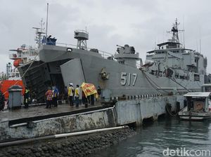 KRI Teluk Ende Bawa 30 Ton Sembako-Obat untuk Korban Gempa Mamuju