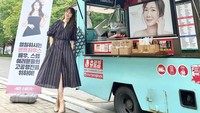 Ini momen Lee Ji Ah lainnya saat berpose di depan food truck yang ia dapatkan sebagai bentuk dukungan saat syuting. Foto: Instagram e.jiah