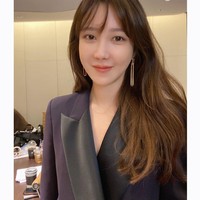 Artis Korea ini tak hanya tajir di drakor The Penthouse. Keluarga Lee Ji Ah termasuk kaya selama masa penjajahan Jepang bahkan menyumbangkan tanah untuk pembangunan Seoul Performing Arts High School. Foto: Instagram/@e.jiah