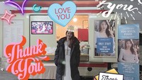 Di Instagram, aktris 42 tahun ini eksis dengan lebih dari 594 ribu followers. Lee Ji Ah tengah memamerkan dirinya mendapat kiriman food truck. Foto: Instagram e.jiah
