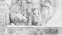 Mausoleo Augusto didedikasikan untuk Augustus, juga dikenal sebagai Oktavianus yang mengambil kendali kekuasaan di Roma dari Julius Caesar, kemudian secara efektif mengubah Republik Romawi menjadi Kekaisaran Romawi. Augustus sendiri memerintahkan pembangunan bangunan itu lebih dari tiga puluh tahun sebelum kematiannya pada 14 M dan dimakamkan di sana bersama dengan anggota dinastinya, Julio Claudians.
