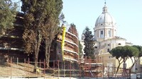 Bentuk dari Mausoleo adalah makam melingkar besar, salah satu yang terbesar di kota Roma serta dunia kuno. Para arkeolog yakin bahwa dulunya bangunan itu ditutupi dengan marmer putih. Serta juga ada ekorasi yang kaya ketika pertama kali dibangun yaitu dengan patung perunggu Augustus di atasnya.