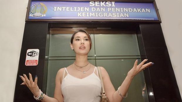 Maria Ozawa saat diperiksa di imigrasi Bali tahun 2018 silam.
