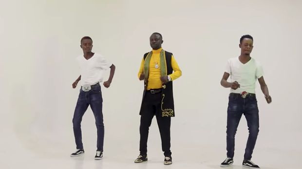Mark Ngwazi di video klip Taurai Madzoka.