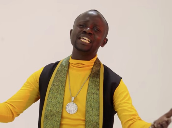 Mark Ngwazi di video klip Taurai Madzoka.