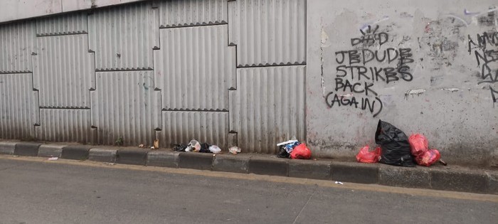 Masih ada sampah di bawah Flyover Ciputat meski sudah disediakan tempat sampah.