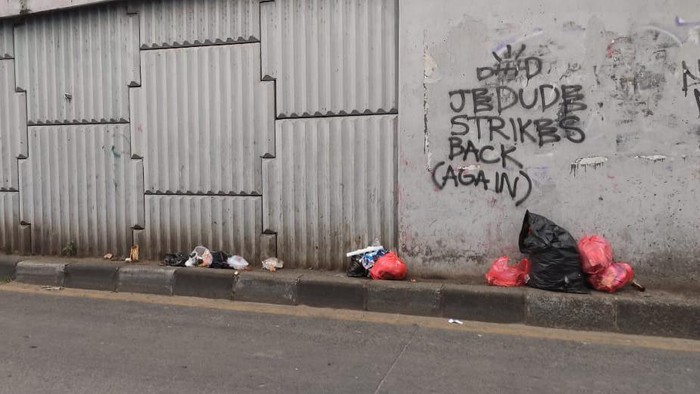Masih ada sampah di bawah Flyover Ciputat meski sudah disediakan tempat sampah.