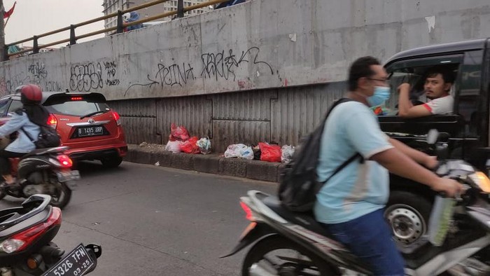 Masih ada sampah di bawah Flyover Ciputat meski sudah disediakan tempat sampah.