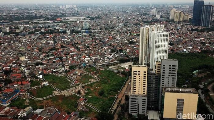 Bank Dunia memprediksi laju pertumbuhan ekonomi RI tumbuh 4,4% di tahun 2021. Hal itu didasarkan pada peluncuran vaksin yang efektif pada kuartal pertama 2021.