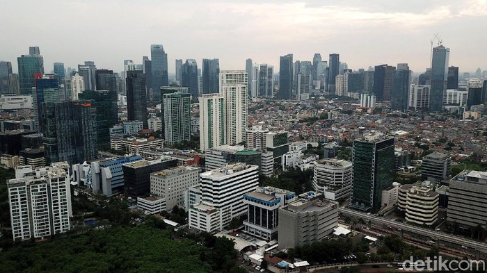 Bank Dunia memprediksi laju pertumbuhan ekonomi RI tumbuh 4,4% di tahun 2021. Hal itu didasarkan pada peluncuran vaksin yang efektif pada kuartal pertama 2021.