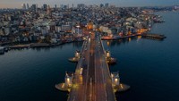 Jembatan Galata yang kosong akibat lockdown kota Istanbul, Turki. Chris McGrath/Getty Images  