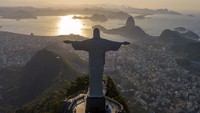 Patung Kristus Penebus di tengah pandemi virus Corona di Rio de Janeiro, Brasil. Buda Mendes/Getty Images  