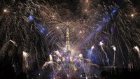 Kembang api meledak di sekitar Menara Eiffel di Paris, Prancis. Thierry Chesnot/Getty Images  