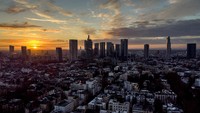 Matahari terbit di atas gedung-gedung distrik perbankan di Frankfurt, Jerman. AP Photo/Michael Probst  
