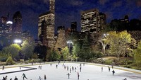 Orang-orang bermain seluncur es di Wollman Rink, Central Park, New York. AP Photo/Mark Lennihan  