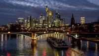 Sebuah kapal kargo lewat di bawah jembatan sungai Main di Frankfurt, Jerman. AP Photo/Michael Probst  