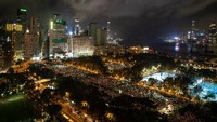 Orang-orang memegang lilin di Victoria Park, Hong Kong. Getty Images/Anthony Kwan  