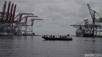 Insiden ini terjadi sewaktu dua kapal jenis destroyer, pesawat jenis Neptune dan Firefly milik Belanda menyerang RI Matjan Tutul (650), RI Matjan Kumbang (653) dan RI Harimau (654) milik Indonesia yang sedang berpatroli pada posisi 04,49° LS dan 135,02° BT.