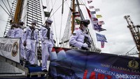 Komodor Yos Sudarso gugur pada pertempuran ini setelah menyerukan pesan terakhirnya yang terkenal, Kobarkan semangat pertempuran.