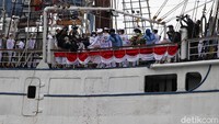 Para istri prajurit juga menaburkan bunga ke laut.