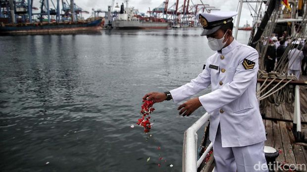 TNI AL memperingati hari Dharma Samudera di Kolinlamil, Jakarta Utara. Hal ini guna mengenang pertempuran di laut Arafuru pada tanggal 15 Januari 1962.