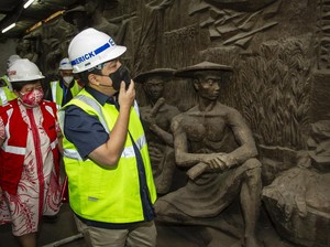 Empu ISI Solo Yakin Relief di Gedung Sarinah Karya Edhi Soenarso