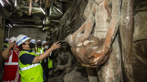 Menteri BUMN Erick Thohir meninjau lokasi penemuan relief di gedung Sarinah, Jakarta, Kamis (14/1/2021). Relief tersebut akan direstorasi dan dipamerkan kepada publik saat pemugaran gedung Sarinah rampung. ANTARA FOTO/Dhemas Reviyanto/wsj.