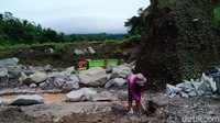 Mereka menambang pasir untuk memenuhi nafkah keluarga.